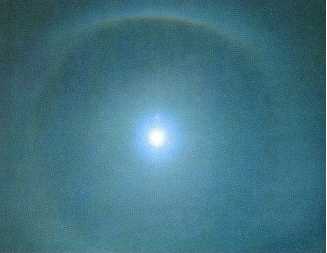 Kleine ring rond de zon (van 22°).