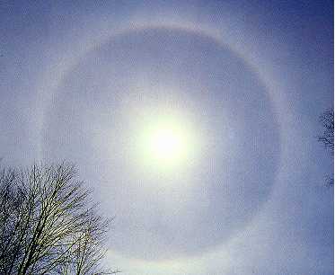 Een 22-graden-halo rond de maan boven de noordpool.