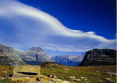 Een grote lenticulariswolk hangt boven Glacier National Park in Wyoming.