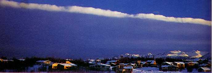 Dit naderende front boven Alaska stuwt lucht op en doet stratusbewolking ontstaan.