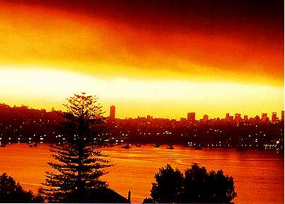 Een rookwolk hangt boven Sydney Australië tijdens de wijdverspreide branden in 1994.
