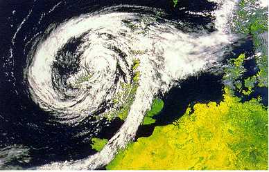 Occlusiefronten ontstaan in lagedruksystemen wanneer een koudefront wordt ingehaald door een warmtefront. Deze satellietopname toont zo'n front boven de Groot-Brittanië.
