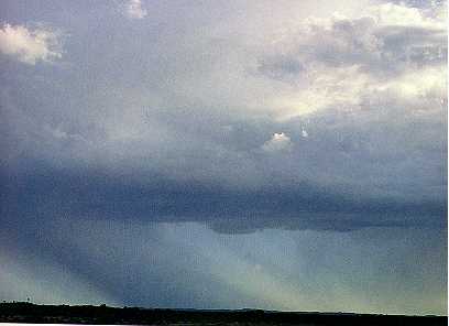 Regen uit Stratusbewolking. De valstrepen van de regen zijn duidelijk te zien.