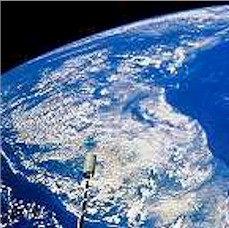 Deze satellietopname van India laat zien dat een zeewind wolkenvorming langs de westkust verhindert. 