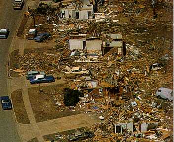 Een tornado kan veel schade aanrichten zoals je op deze foto kan zien.