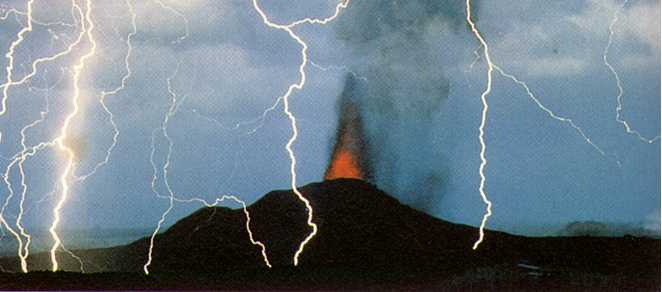 Vulkanische uitbrstingen, zoals deze van de Kilauea op Hawaï, gaan vaak gepaard met bliksem.