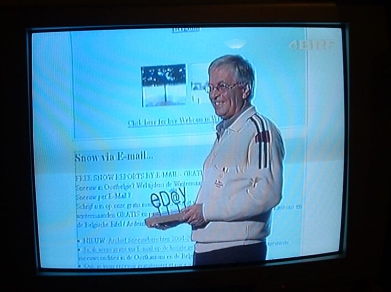 Hubert neemt de prijs in ontvangst
